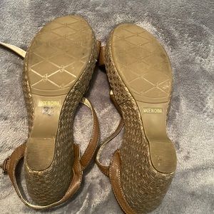 Drown wedge heel cross cross /checker design on wedge